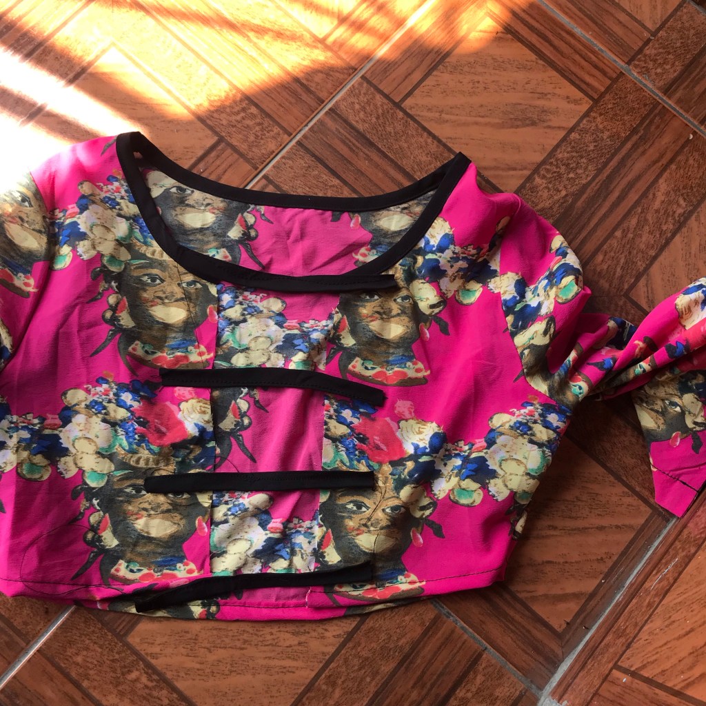 Cropped manga longa com tiras no decote
