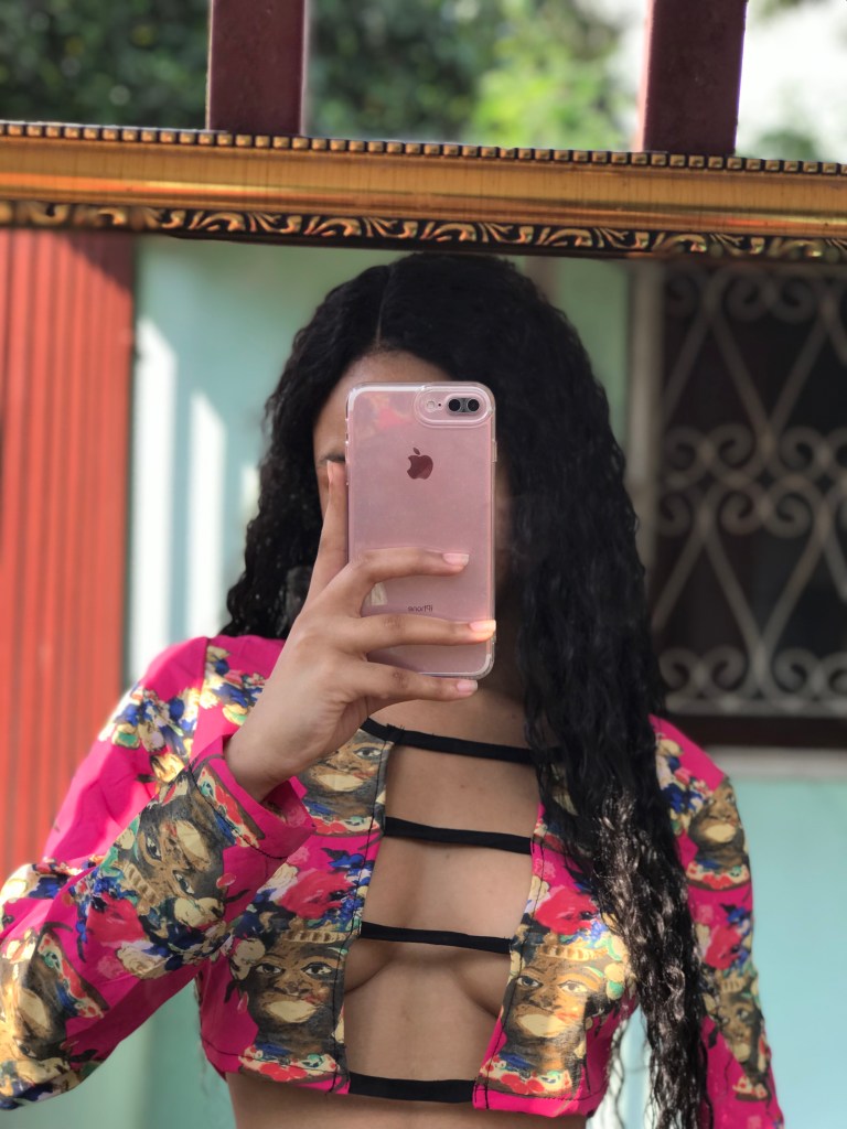 Blusa cropped feita a partir de vestido