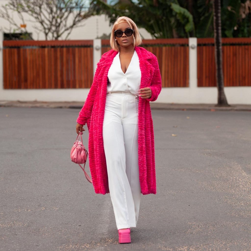 Neyma nacimo usando look de patricinha adulta,