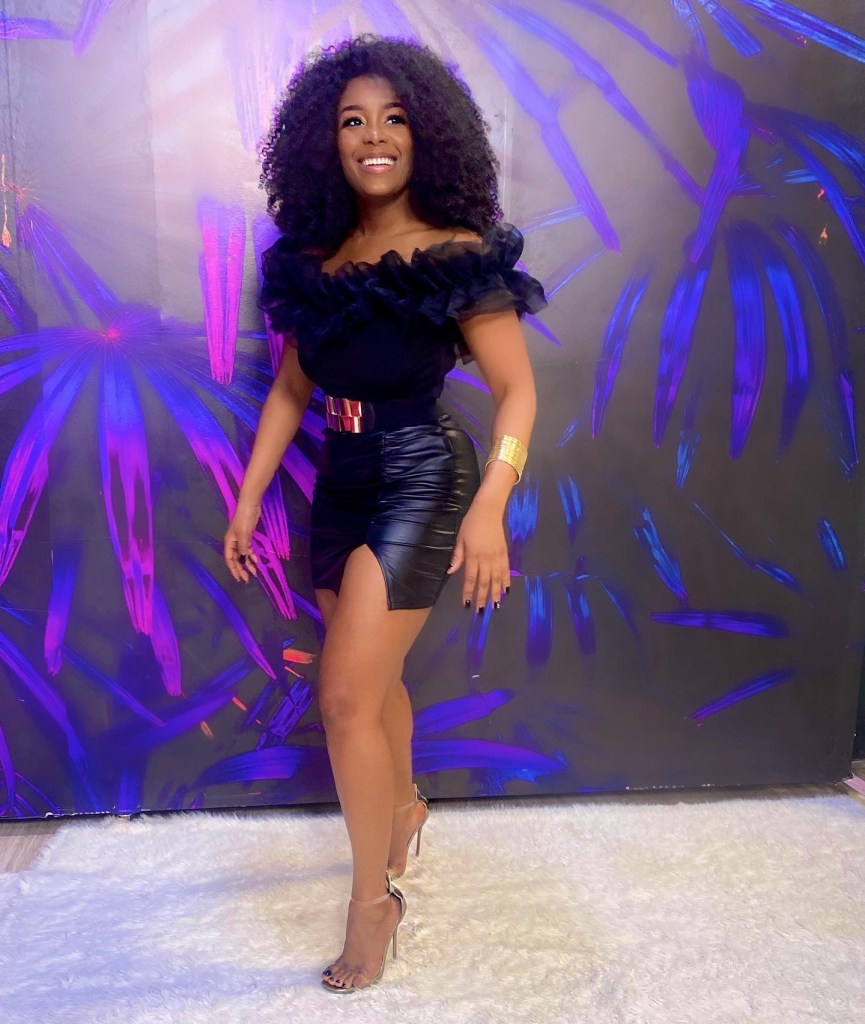 Neyma Nacimo usa cinta modeladora 