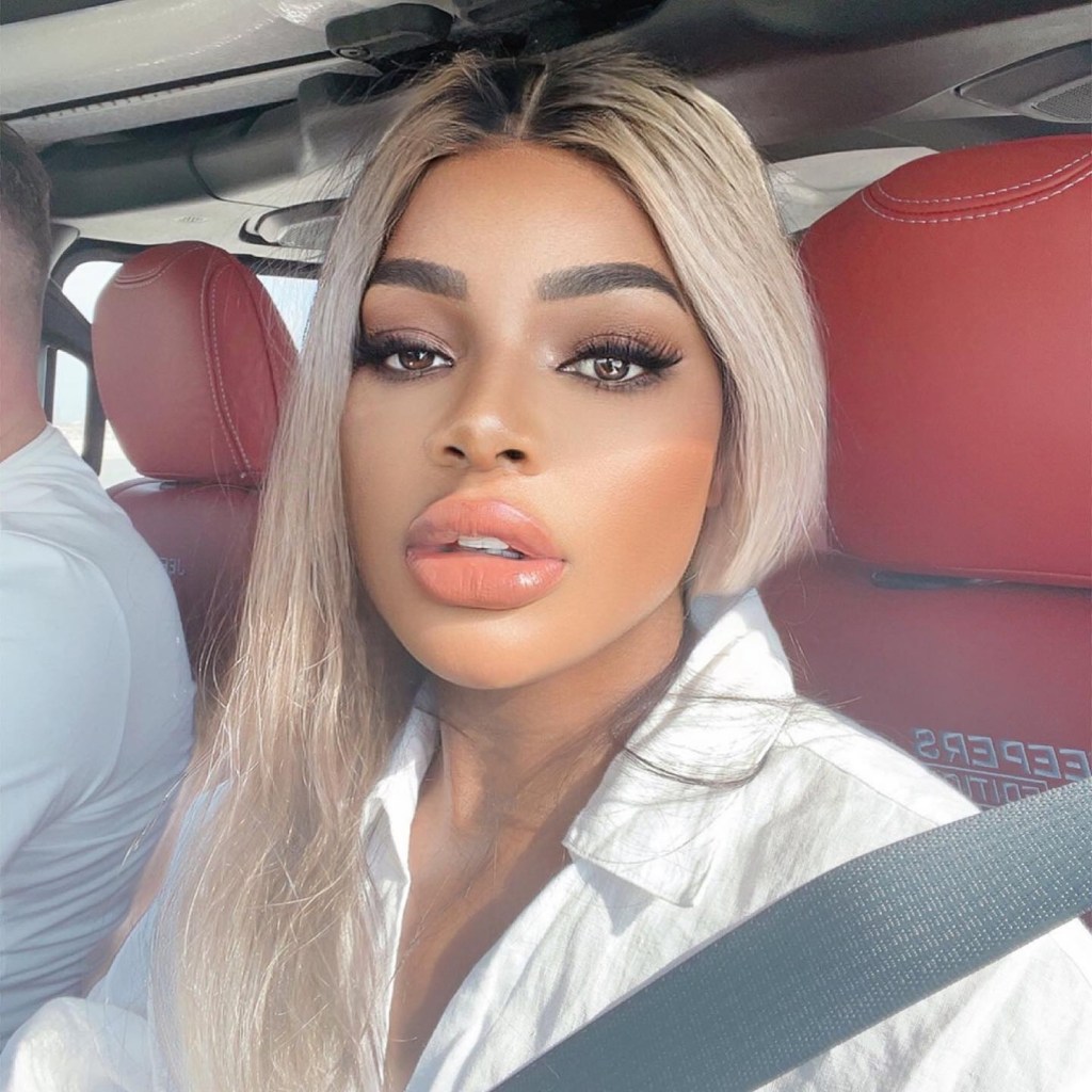 Aida North com maquiagem simples e básica 