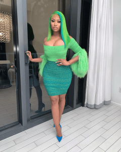 Nicki Minaj usando look verde de patricinha adulta