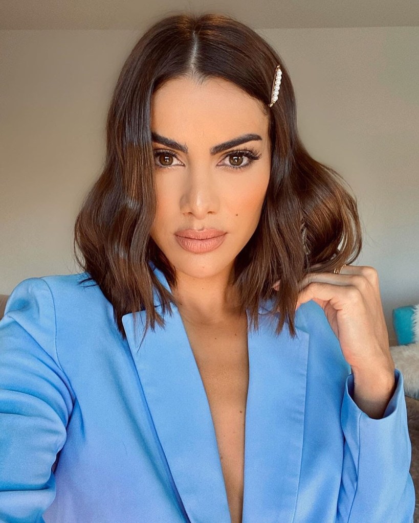 Camila Coelho maquiada e com presilha no cabelo 