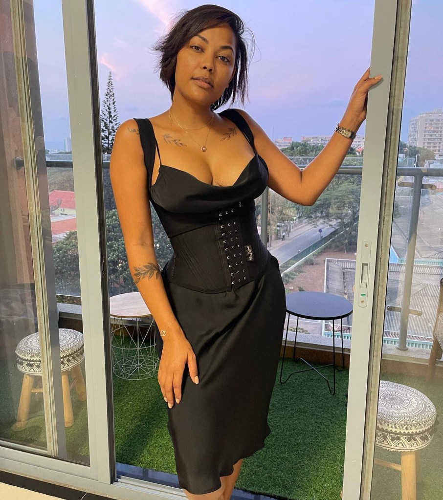 Judy da Conceição usa cinta modeladora