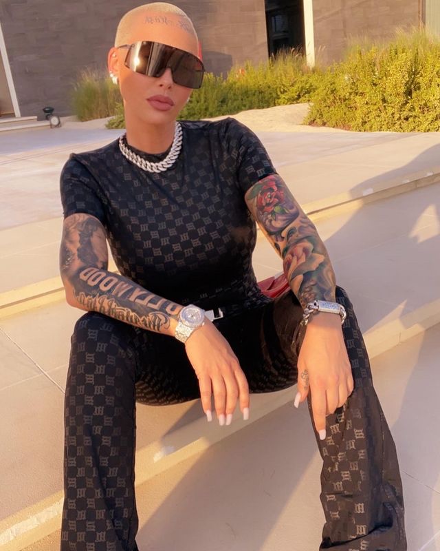 Amber rose usa cinta modeladora 