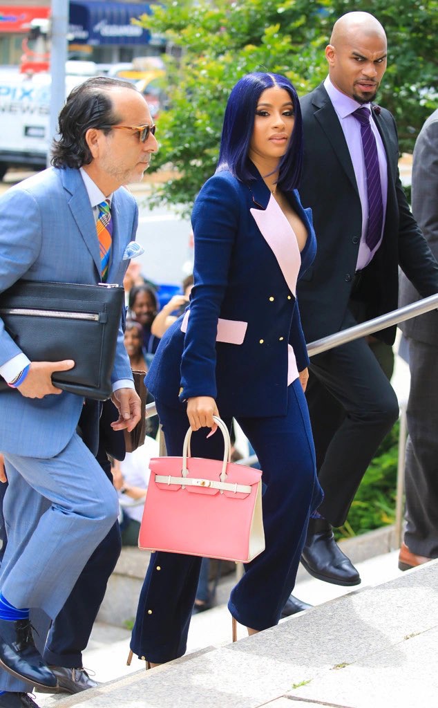 Cardi B usando terno azul no tribunal