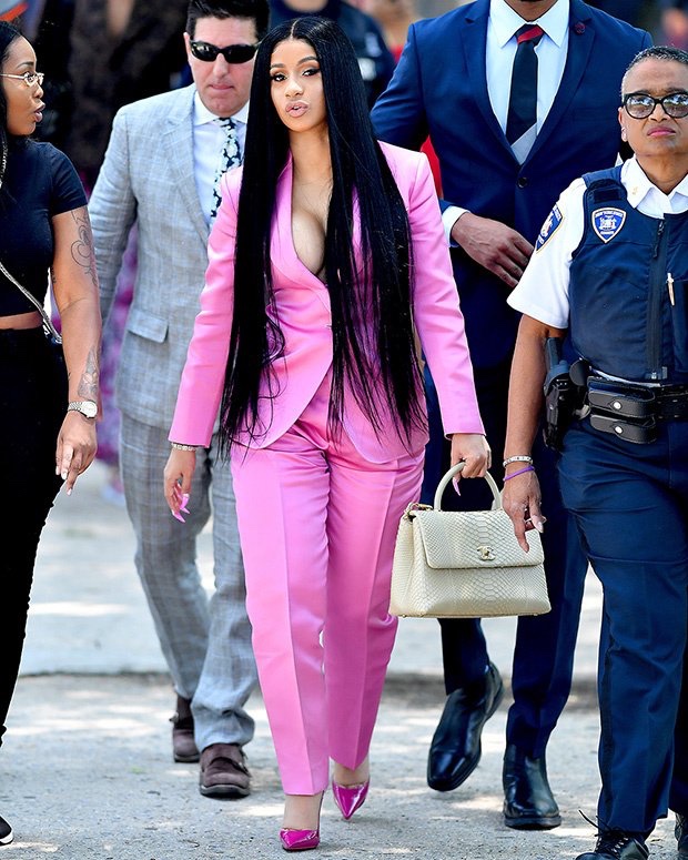 Cardi B usando conjunto rosa  para ir ao tribunal