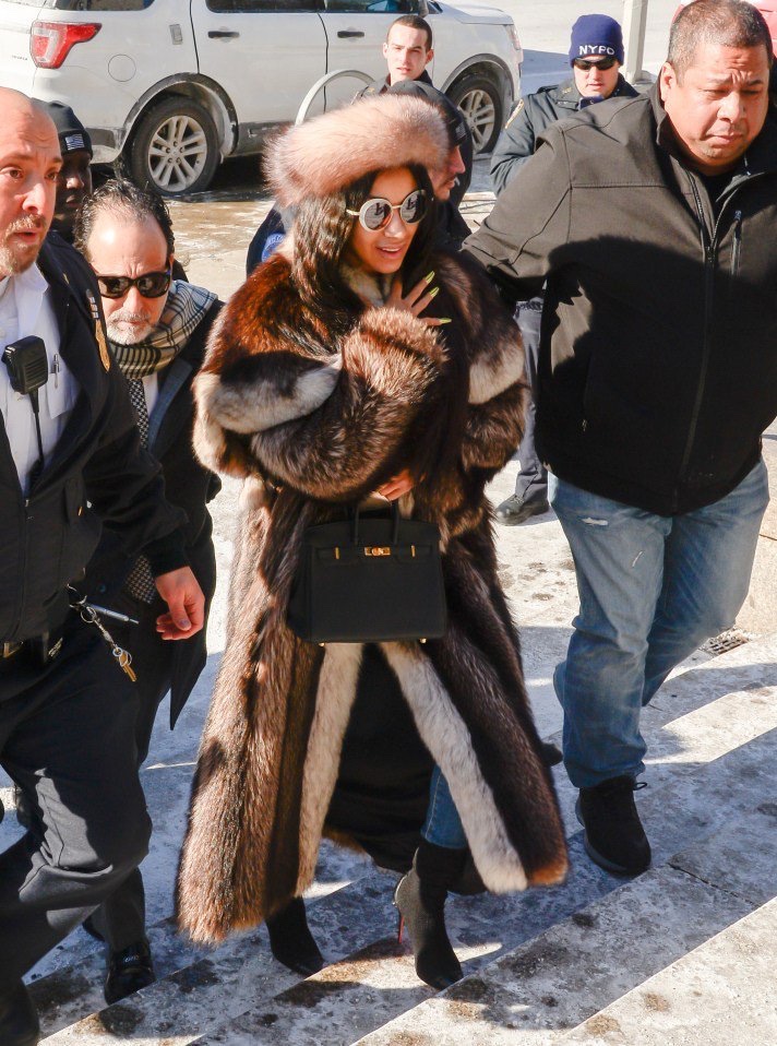 Cardi B usando casaco de pelos para ir ao tribunal