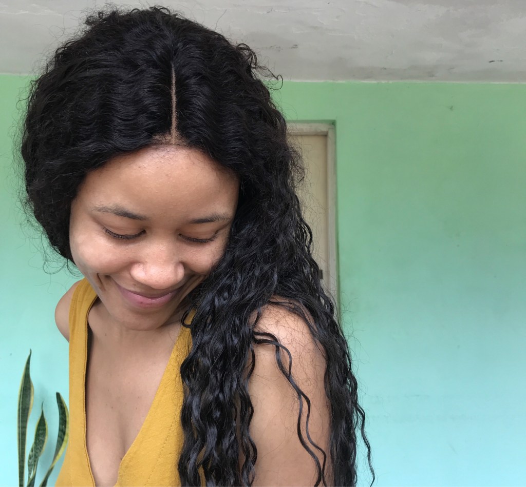 Peruca marrom e cacheada