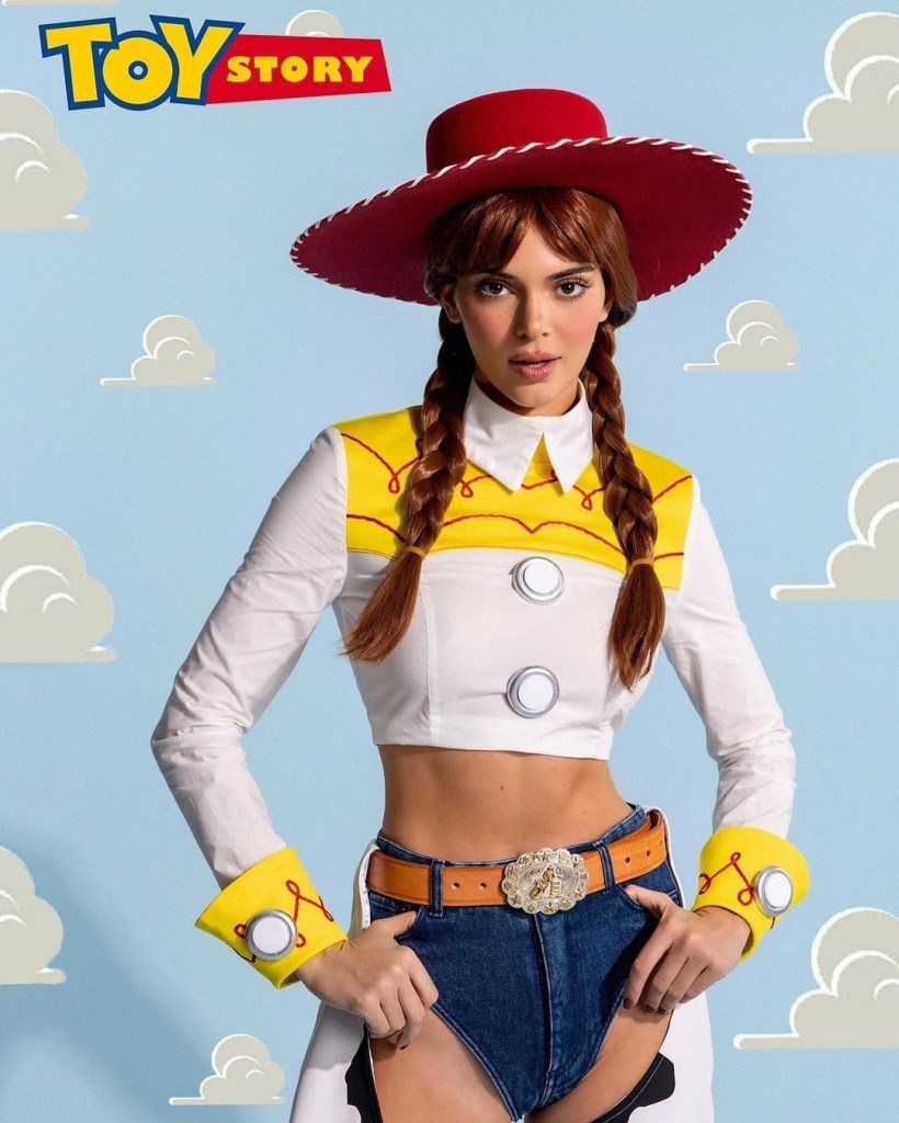 Kendall Jenner fantasiada de Jessie do Toy Story no Halloween 2022