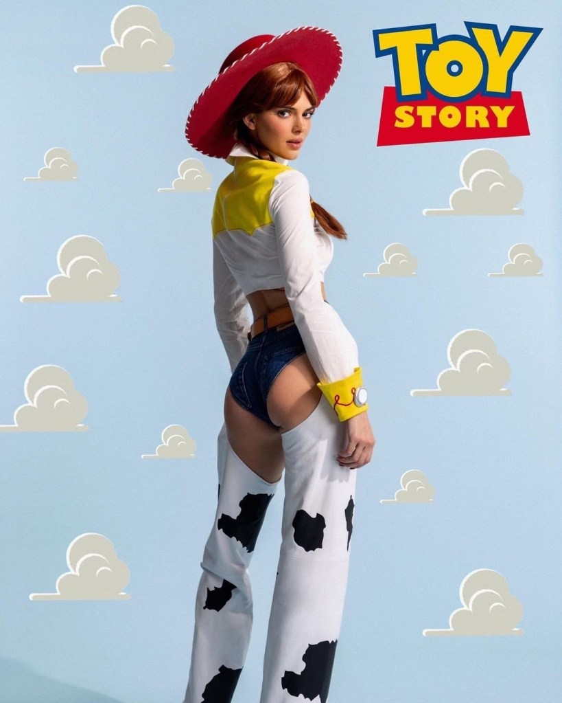Kendall Jenner fantasiada de Jessie de Toy Story no Halloween 