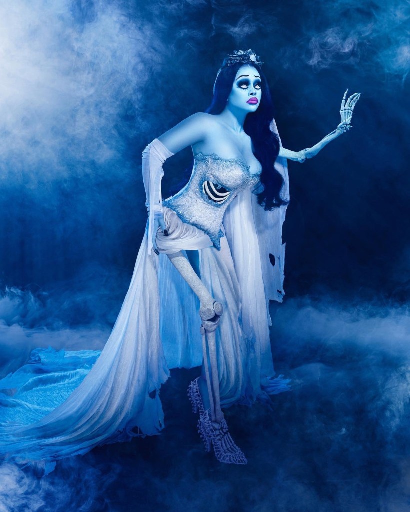 Latto fantasiada de  noiva cadáver no Halloween 