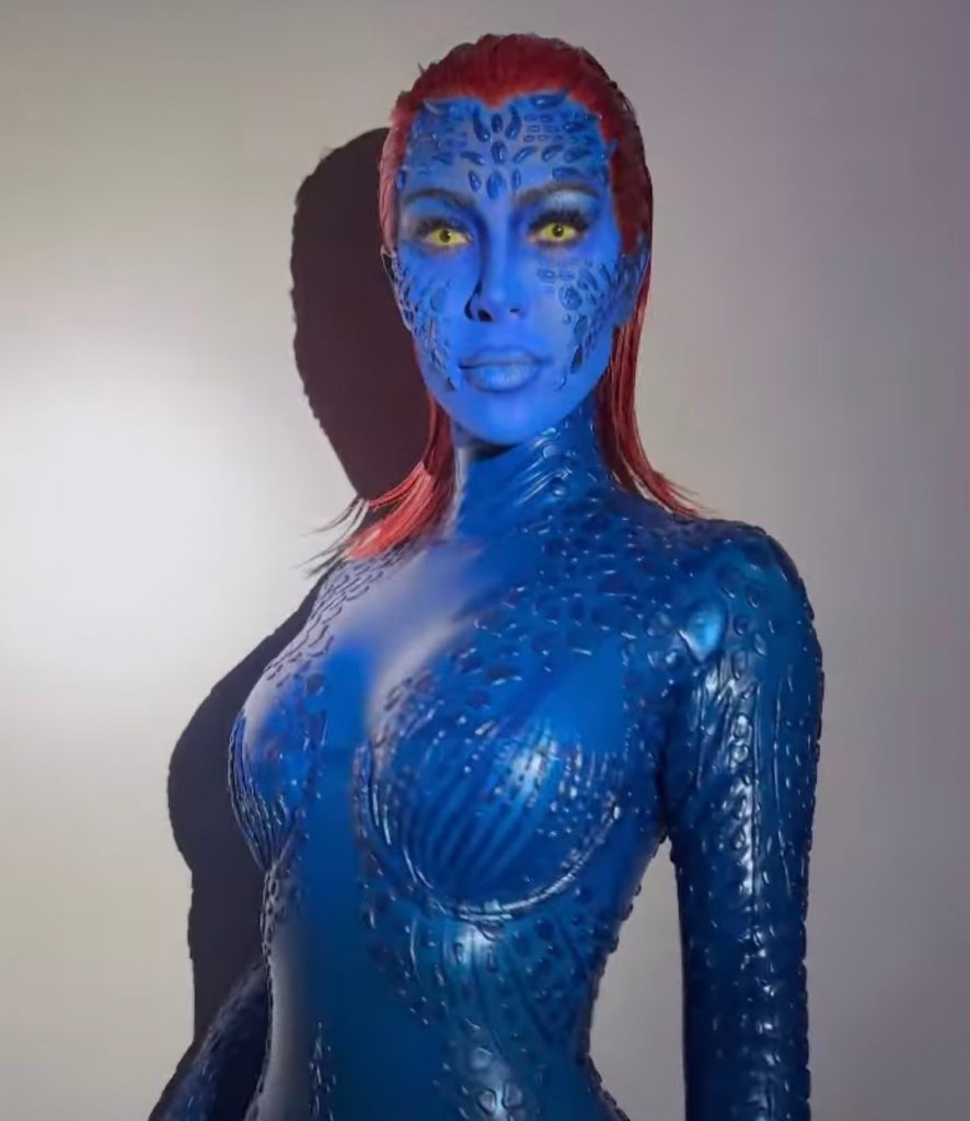 Kim Kardashian disfarçada de Mística no Halloween 