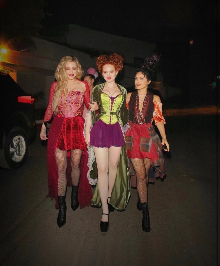 Lili Reinhart, Madelaine Petsch e Camila Mendes são As Irmãs Sanderson de Hocus Pocus em fantasia de Halloween.