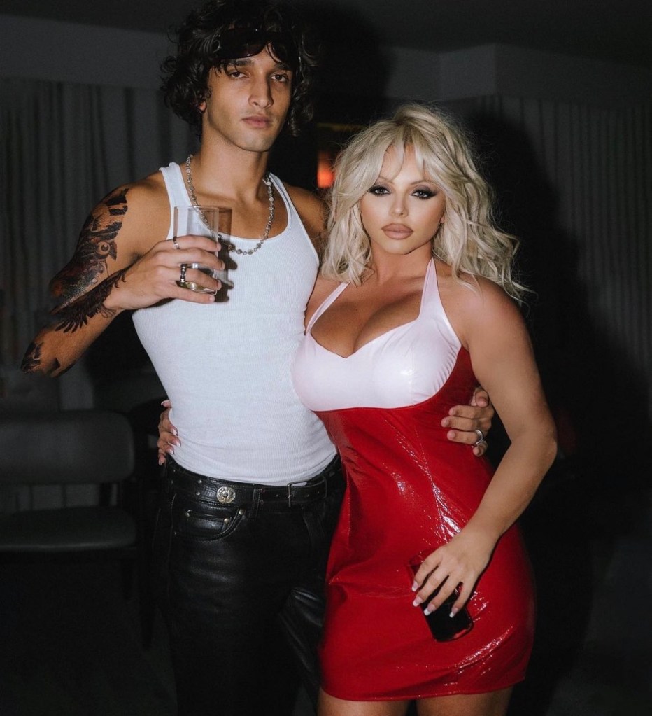 Jessy Nelson fantasiada de Pamela Anderson no Halloween 2022