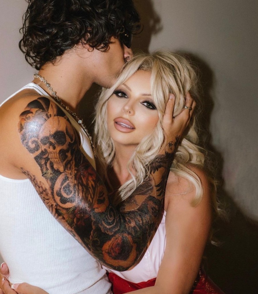 Jessy Nelson fantasiada de Pamela Anderson no Halloween 2022