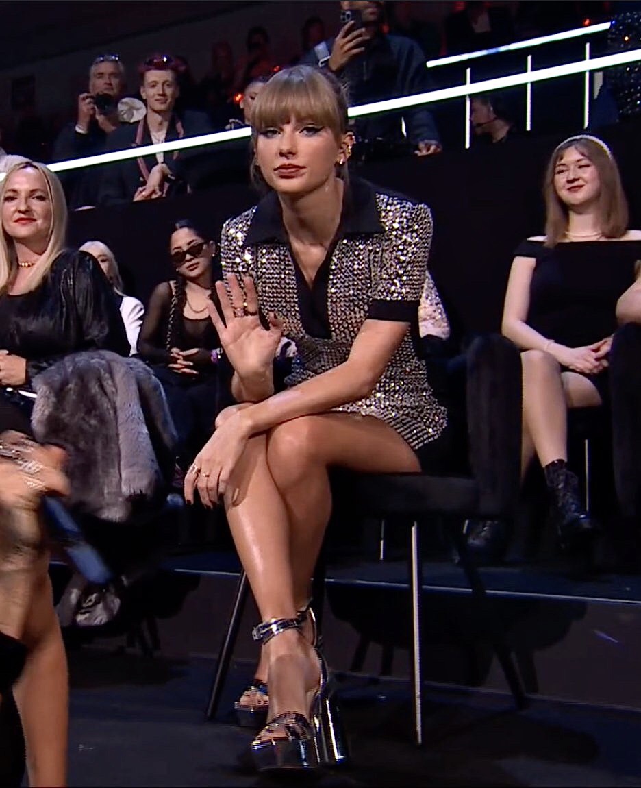 Taylor Swift troca de vestido durante o MTV&nbsp;EMAS