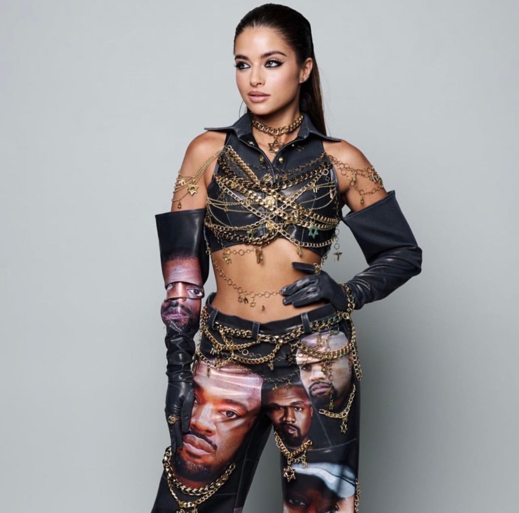 Noa Kirel, artista judia,  usa look estampado com rostos de Kanye&nbsp;West