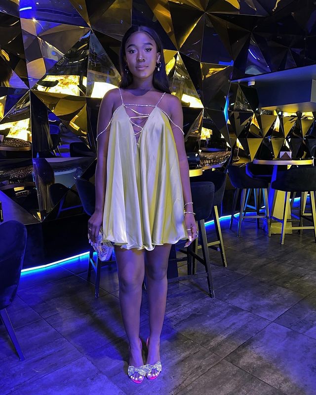 Cigarre Fungate de vestido de cetim curto e verde