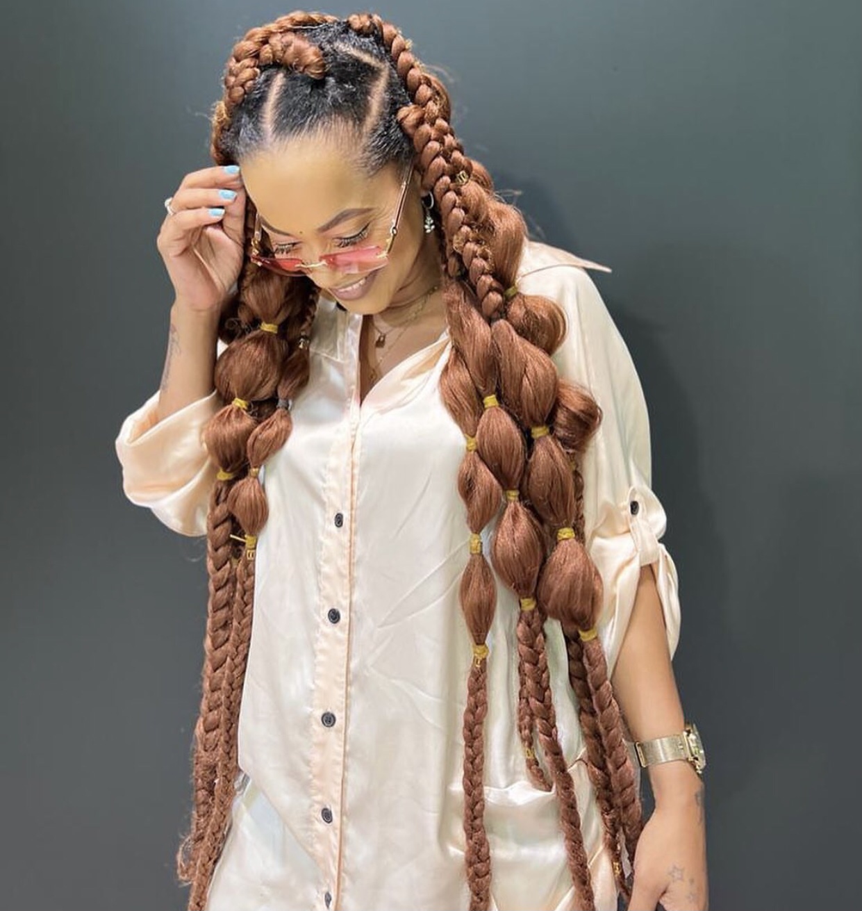 Penteado de bolinhas e tranças fetas com mecha da Darling