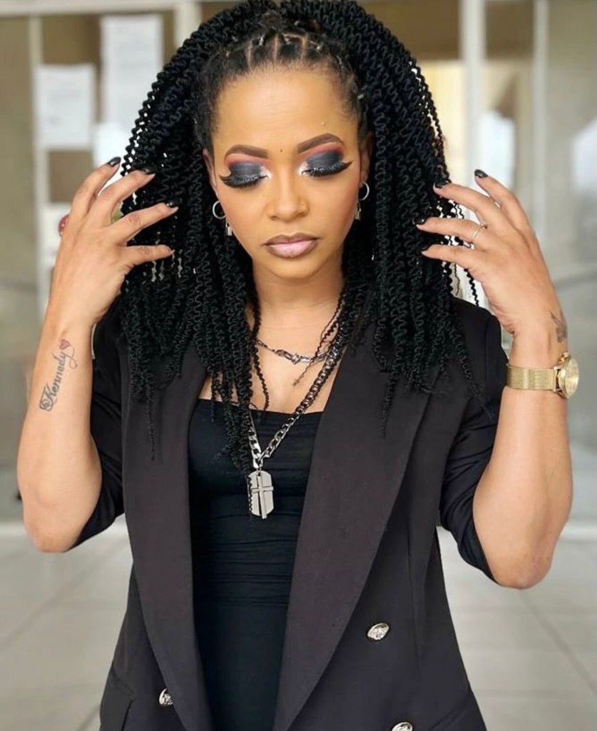 Tranças feitas de mechas pretas afro kinky