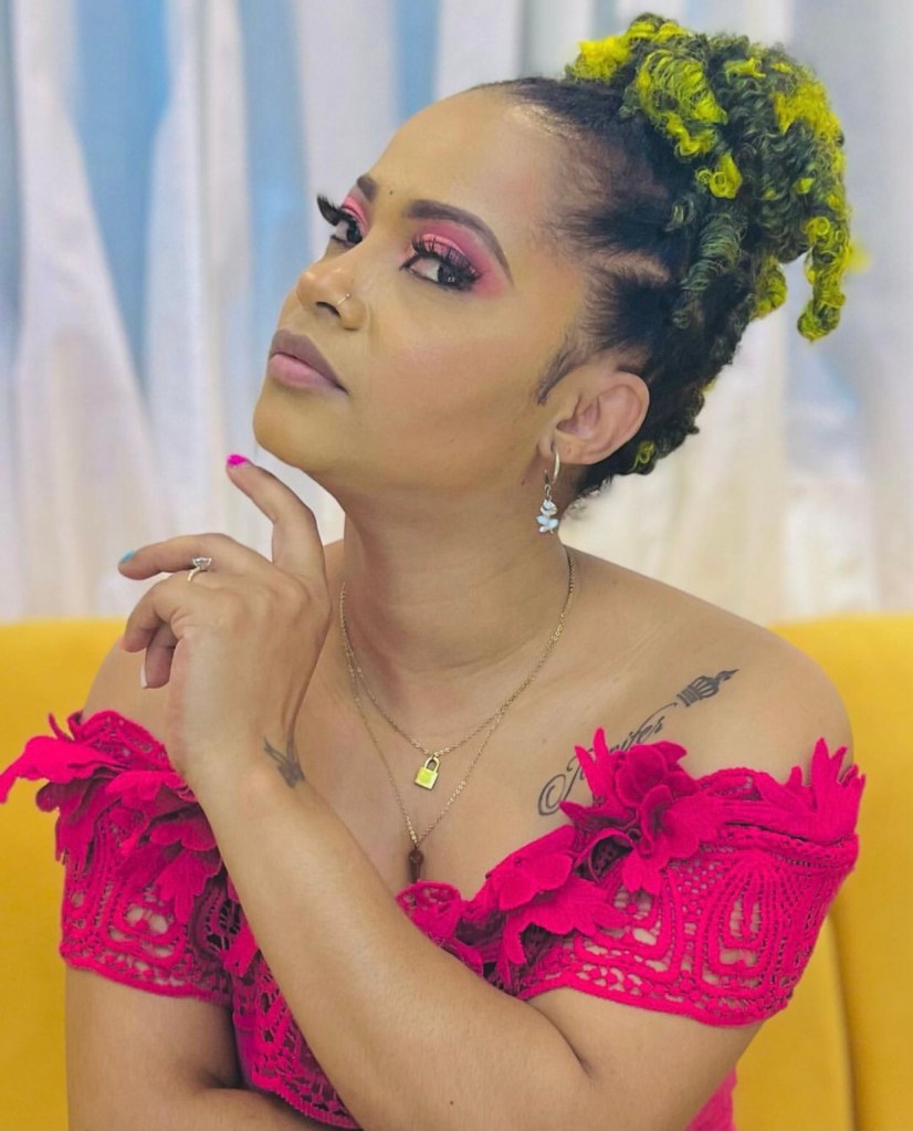 Boneca Barbie humana de moz com tranças boho locks verde e preto