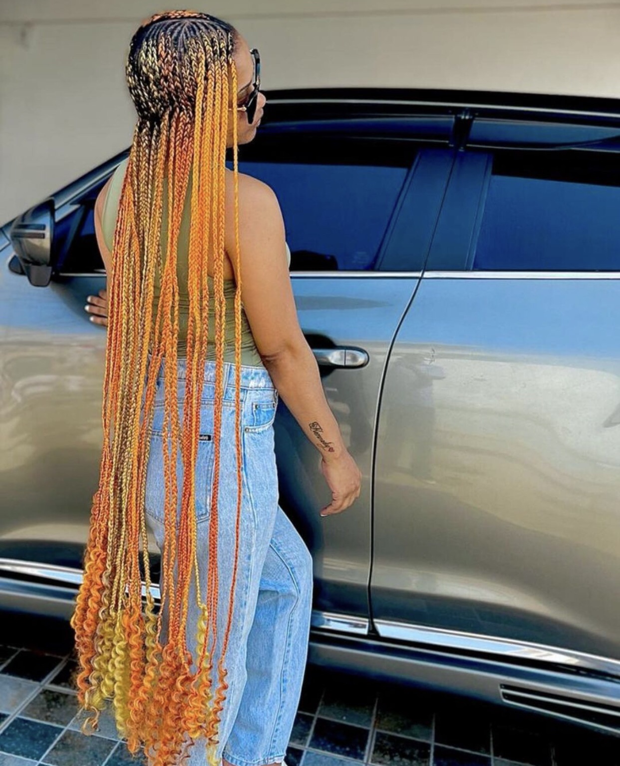 Boneca barbie usando tranças cor de laranja longas