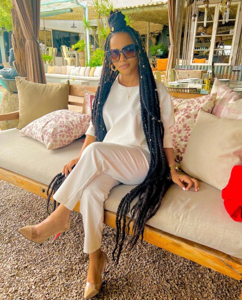 Boneca Barbie humana de moz de tranças em twist compridas