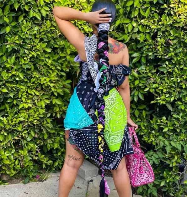 Cardi b usando penteado de rabo de cavalo com bandanas coloridas