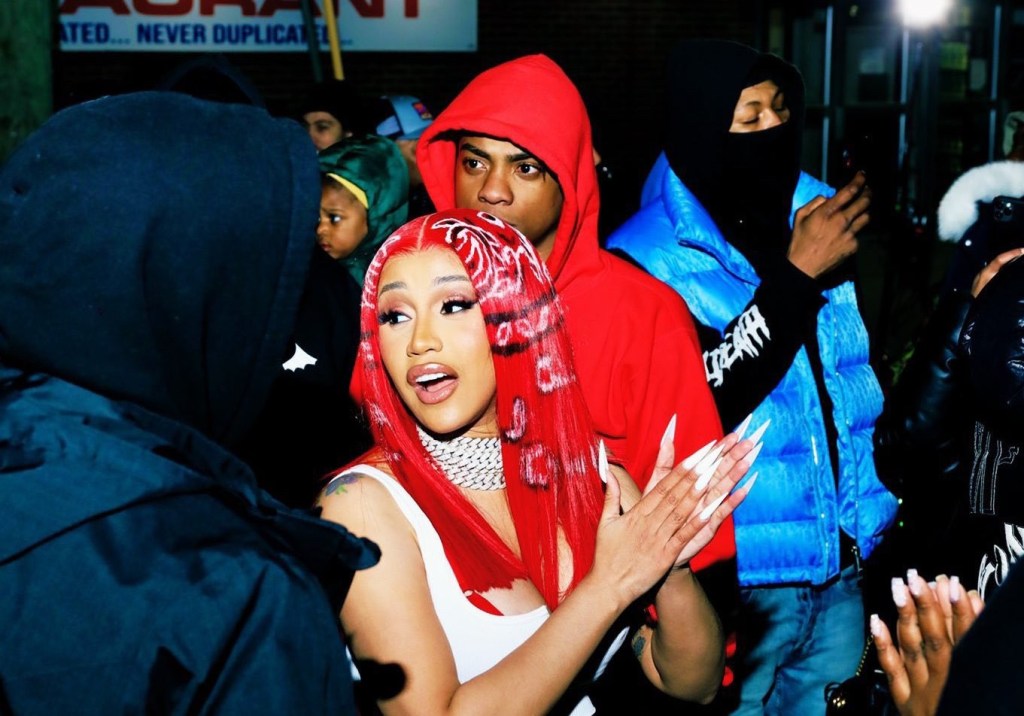  Cardi B usando cabelo vermelho com estampa de bandana
