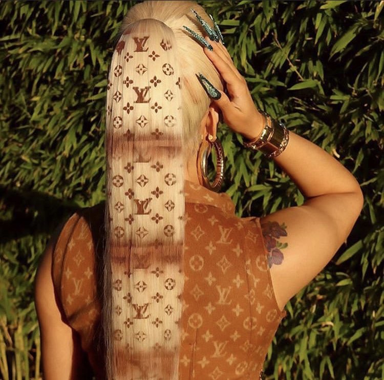 Cardi B usando  rabo de cavalo com estampa Louis Vuitton