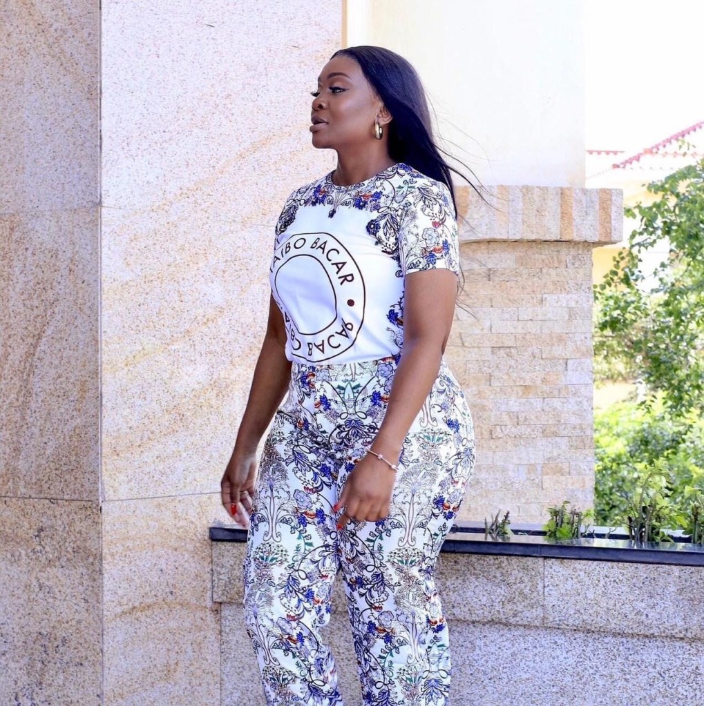 Lizha James usando Look branco com estampa florida da Taibo Bacar