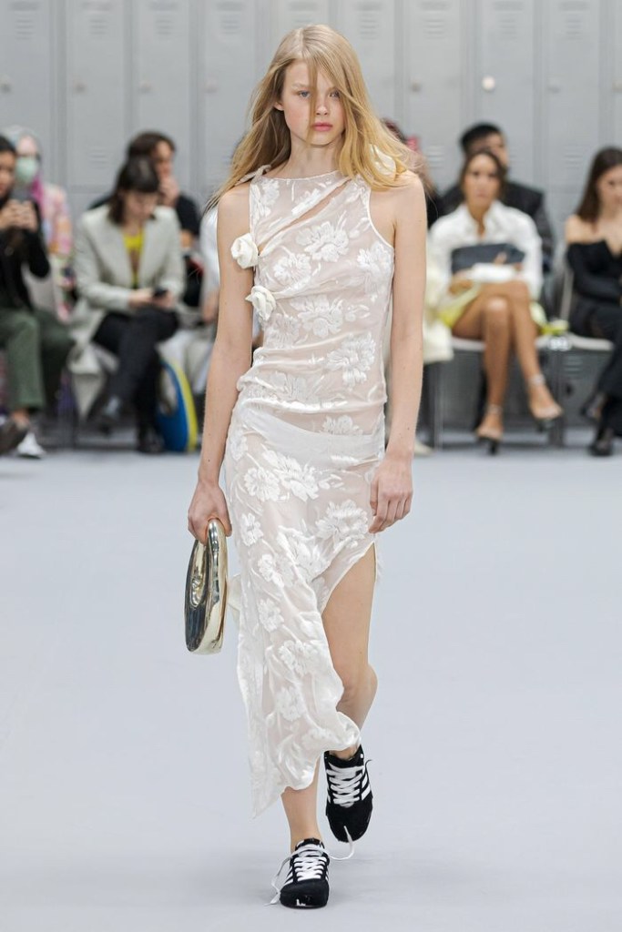 Vestido branco Coperni com rosas no peito