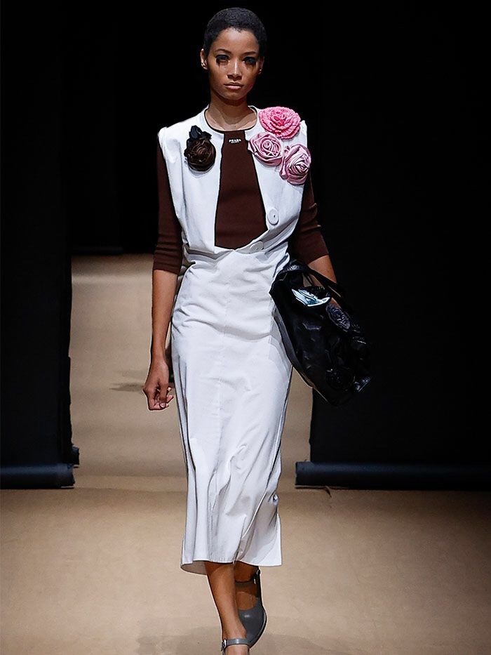 Vestido da Prada com rosas no ombro e no peito, coleção de primavera/verão 