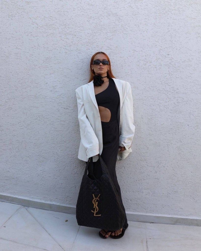 Mulher branca usando gargantilha choker preta