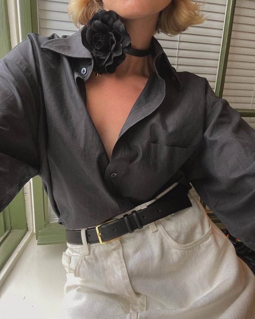 Mulher branca usando gargantilha choker preta;