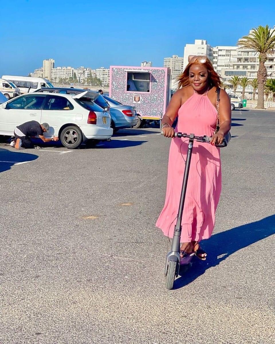 Lourena  Nhate de vestido cor de rosa longo