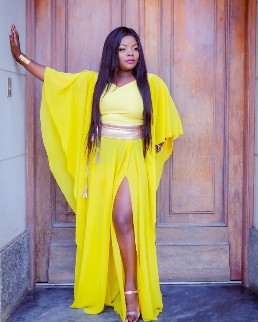 Lourena Nhate de vestido amarelo com cinto de couro falso bege