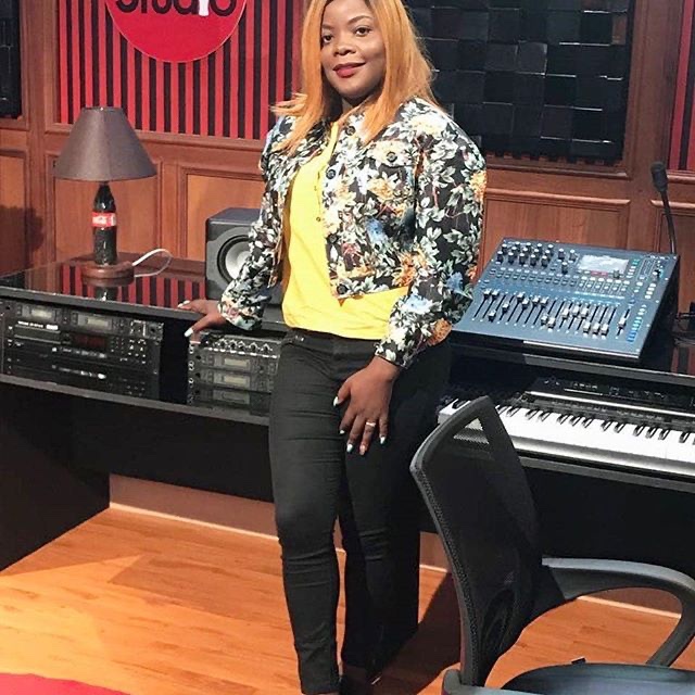Lourena Nhate no Coke Studio usando calça preta e casaco estampado 