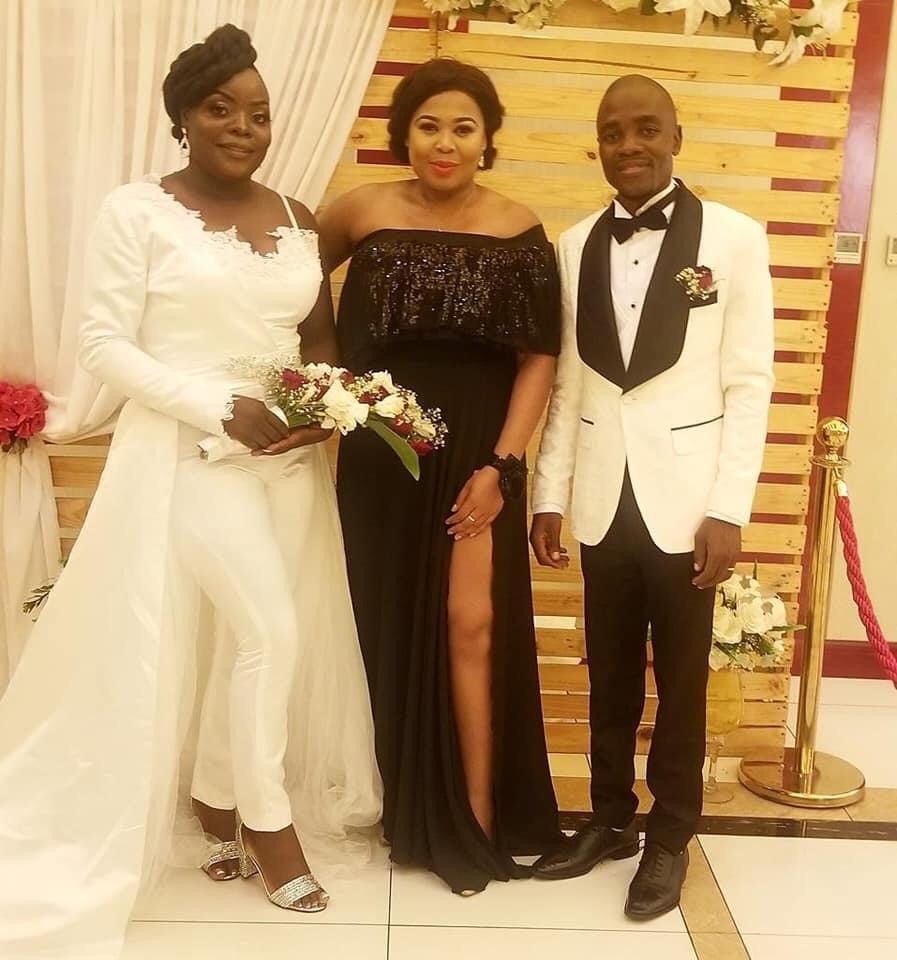 Lourena Nhate  no seu casamento usando macacão de noiva 