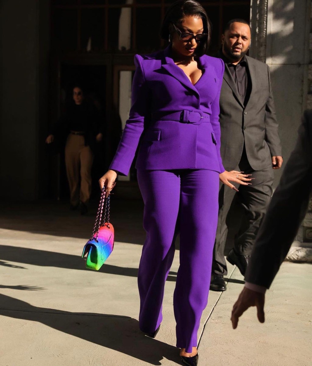 Megan Thee Stallion aparece de roxo no segundo dia de julgamento do Tory&nbsp;Lanez