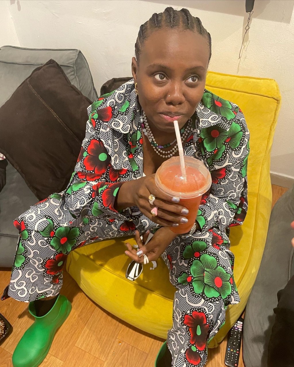 Teni usa fato de capulana com estas botas Bottega Veneta num look&nbsp;divertido