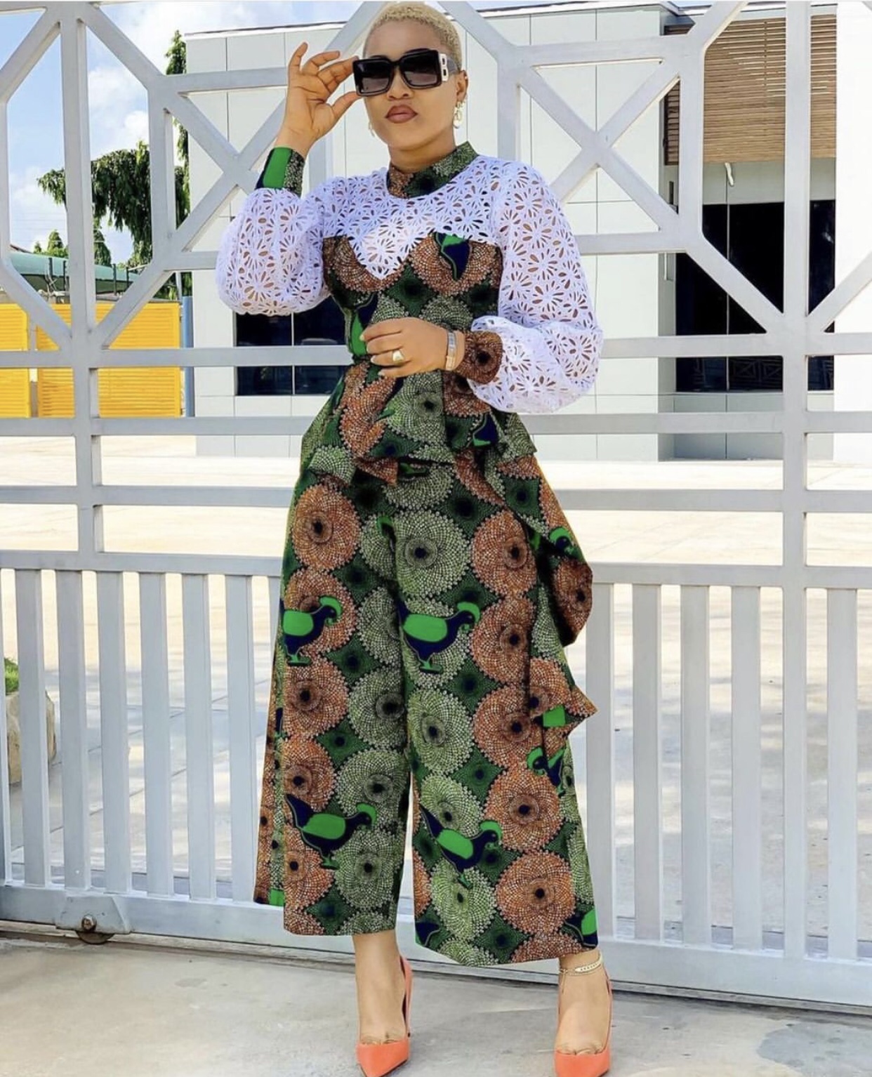 Macacão de capulana com renda