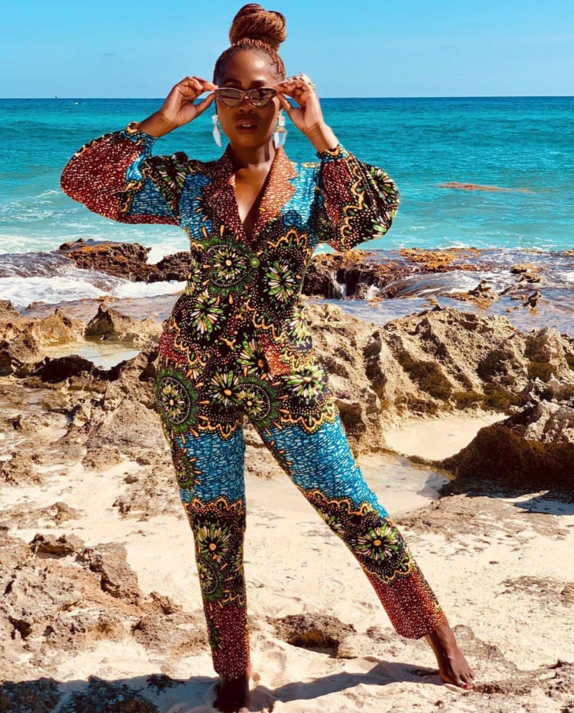 Fato de capulana feminino com mangas bufantes 