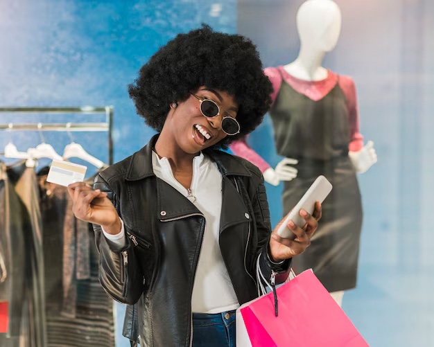 Mulher negra de black power fazendo compras 