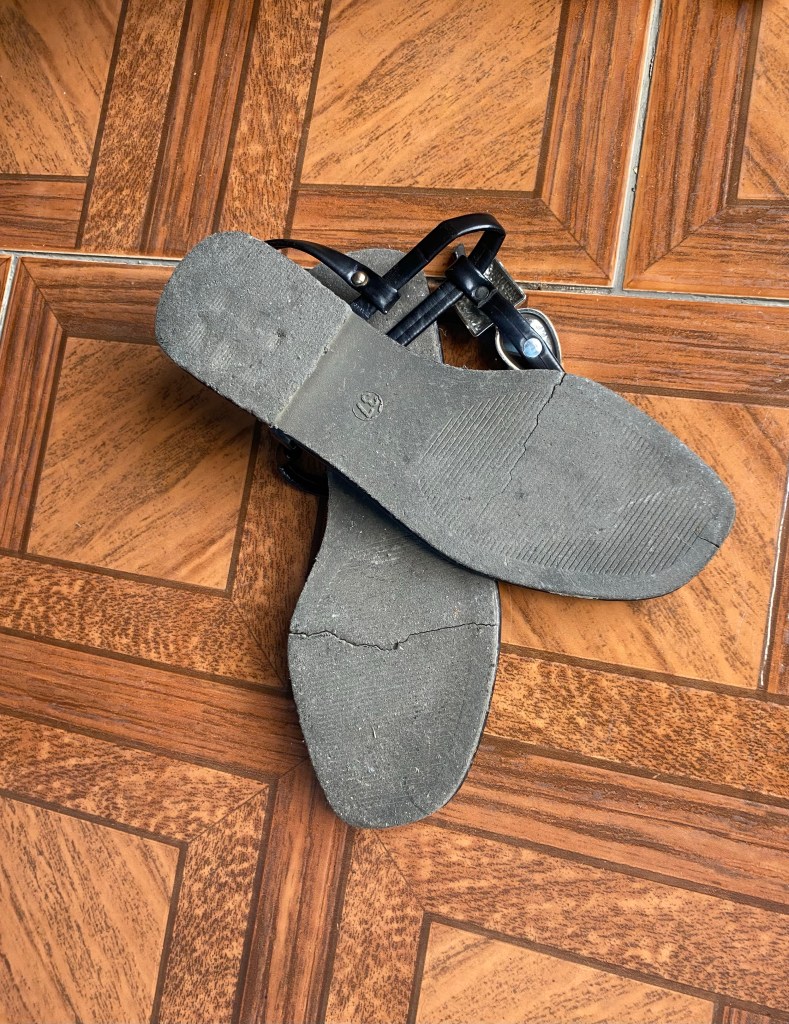 Sandálias Ziza que eu comprei e se partiram em menos de 1 mês. 