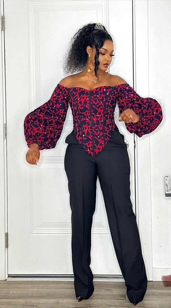 Mulher de blusa de capulana estilo corset de mangas compridas