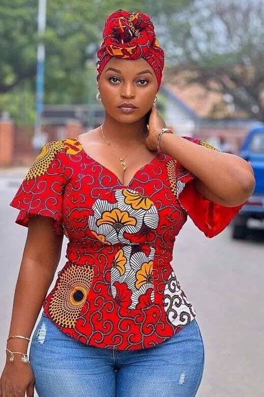 Mulher de blusa de capulana decente 