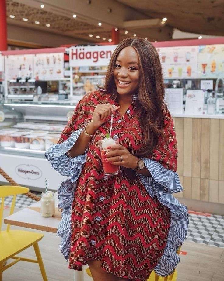 Vestido de capulana com modelo atual e moderno