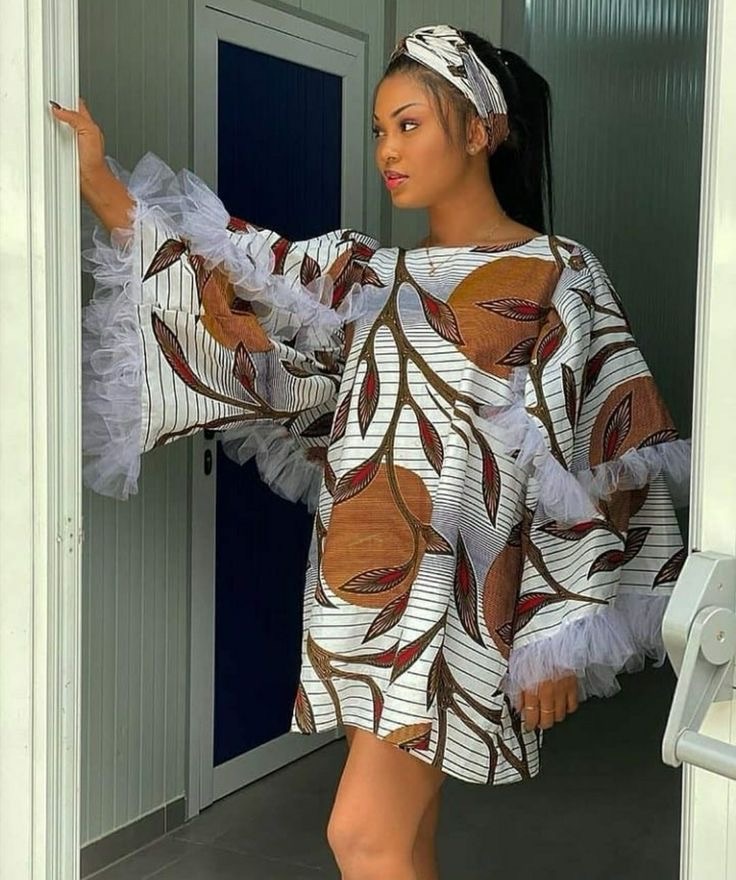 Vestido de capulana com detalhes em tule branco